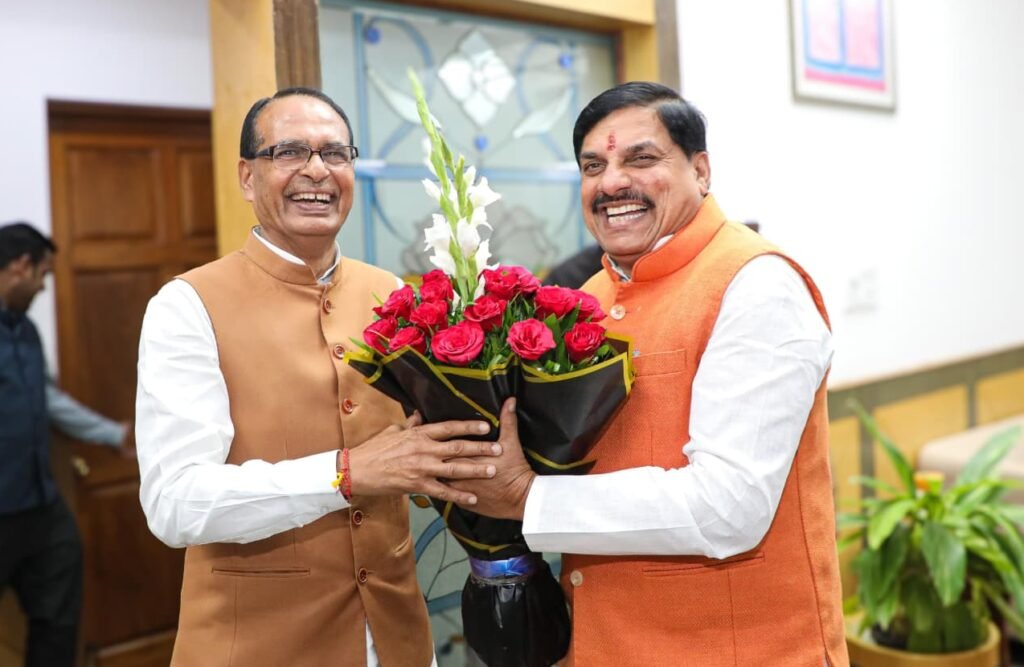 मौसम खराब होने से सड़क मार्ग से रवाना हुए मुख्यमंत्री, शिवराज सिंह चौहान और कपिल देव