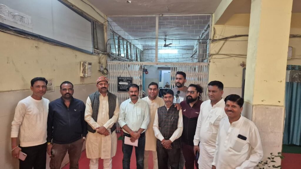 भाजपा पार्षदों ने परिषद की बैठक बुलाने कलेक्टर को दिया ज्ञापन