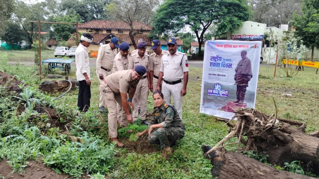 सरदार पटेल को श्रद्धांजलि के साथ थाना परिसर में वृक्षारोपण