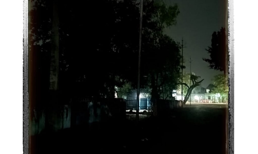 मुख्य मार्ग पर बंद स्ट्रीट लाइट:कृषि मंडी रोड पर शाम होते ही छा जाता है अंधेरा