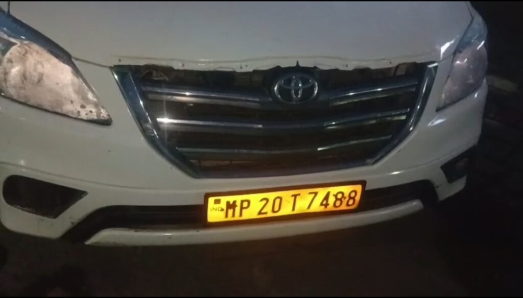 गौमांस से भरी इनोवा कार पुलिस ने पकड़ी