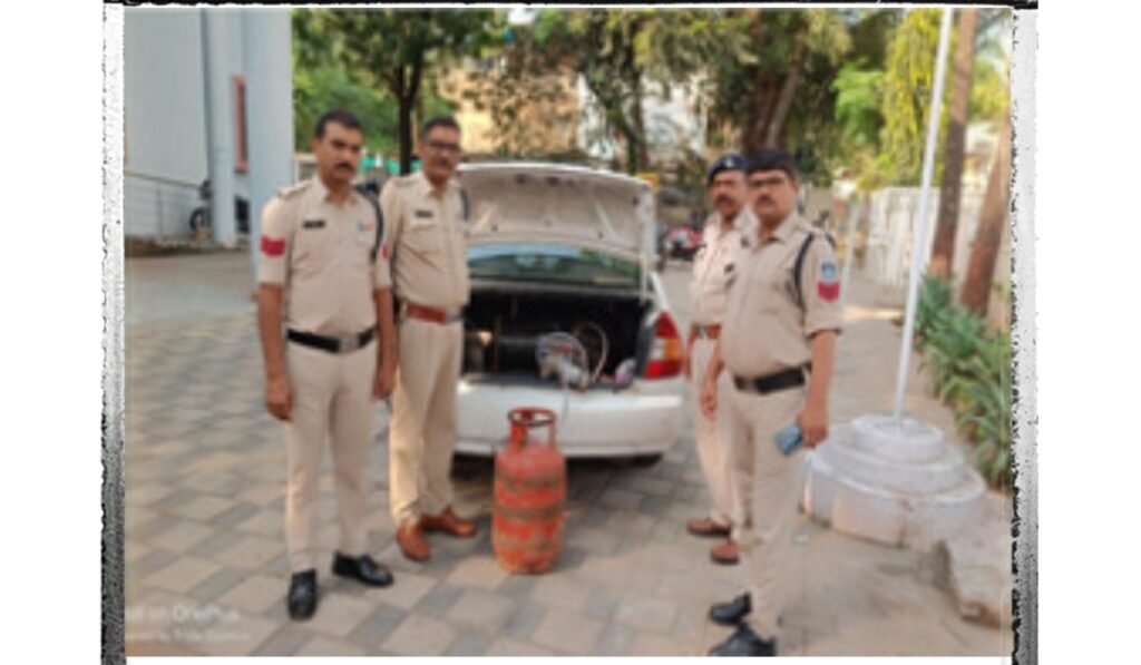 पुलिस ने अवैध गैस रिफलिंग के अड्डे पर मारा छापा, कार में रिफलिंग की जा रही थी घरेलू गैस 
