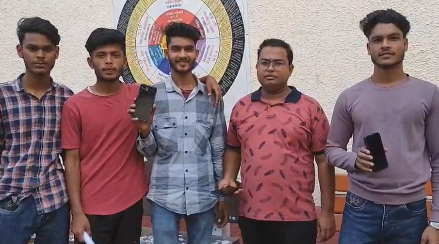 घर से चोरी हुए मोबाइल खुद मालिक ने ढूंढ निकाले