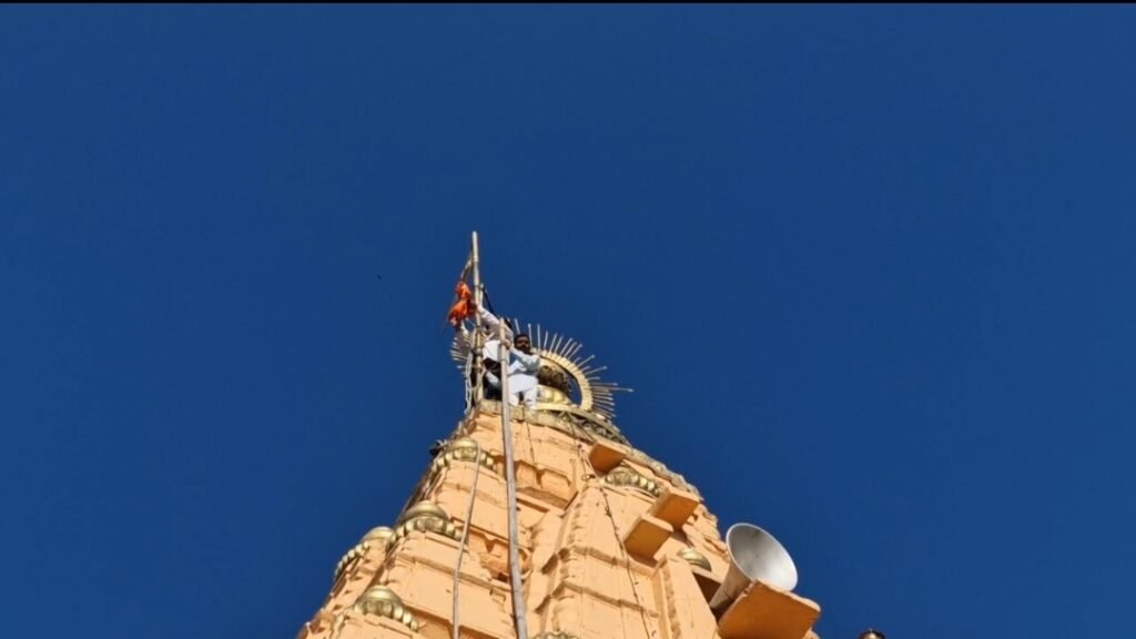 विजयदशमी पर महाकालेश्वर मंदिर में ध्वजा आरोहण