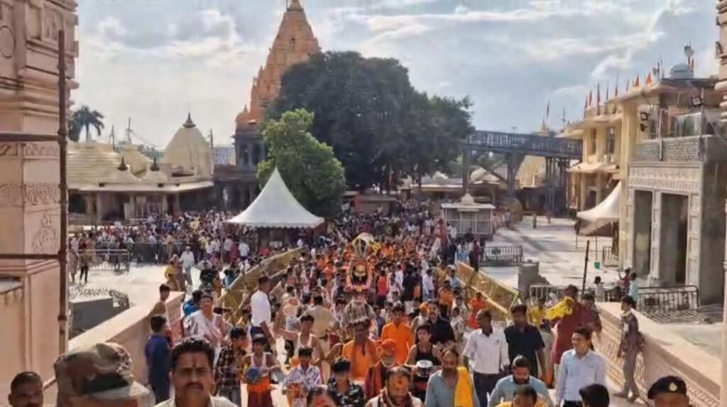 दशहरा पर्व पर निकली भगवान श्री महाकालेश्वर की सवारी