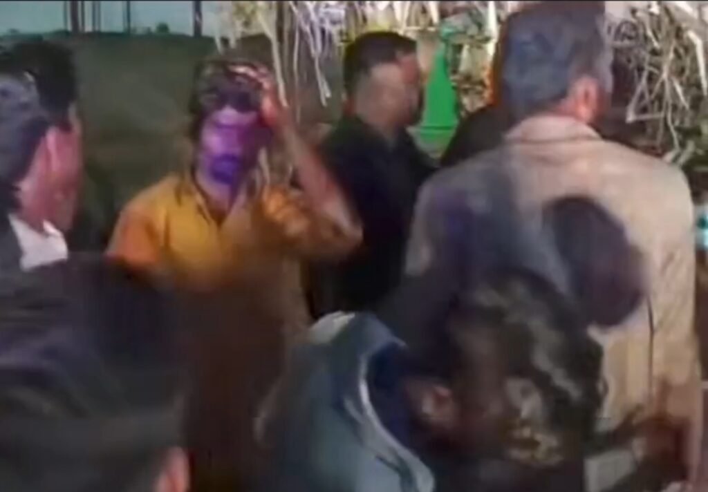 उज्जैन दशहरा मैदान में आंधी-बारिश से गिरा रावण, कई कर्मचारी घायल