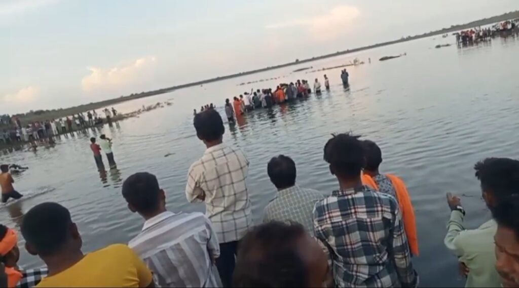 प्रतिमा विसर्जन के लिए जा रही ट्रॉली पलटी, मासूम बच्चियों समेत 11 की जान गई
