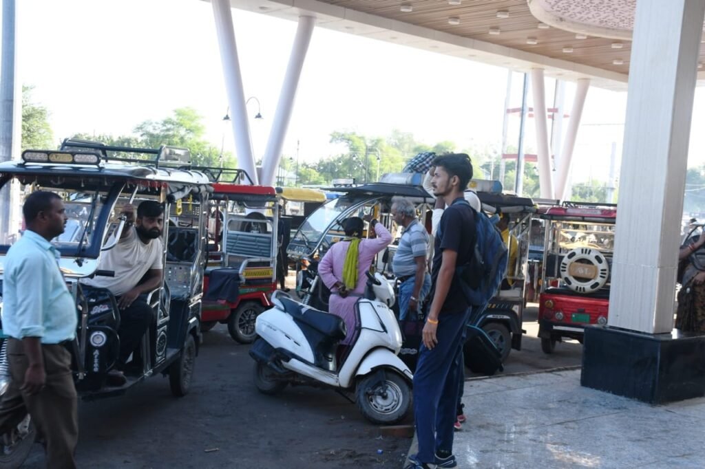 रेलवे स्टेशन में आटो चालको की दादागीरी, मेन गेट पर लगा देते है आटो