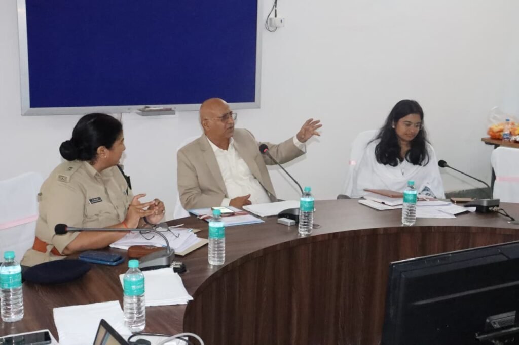सड़क सुरक्षा को लेकर पूर्व जस्टिस अभय मनोहर सप्रे ने अधिकारियों के साथ की बैठक