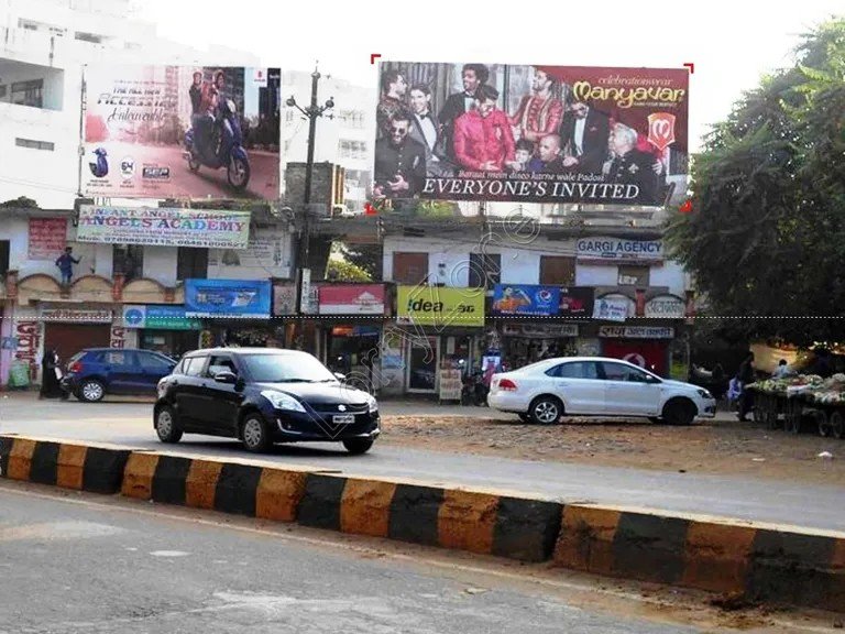 सिटी सेंटर मैं स्कॉर्पियो सवार युवक लड़की से मारपीट कर जबरन गाड़ी में डालकर ले गए
