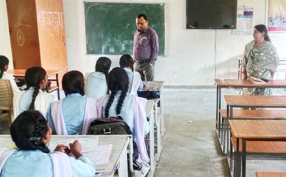 डीईओ का औचक निरीक्षण किया, शिक्षक और छात्र उपस्थिति पर जताई नाराजगी