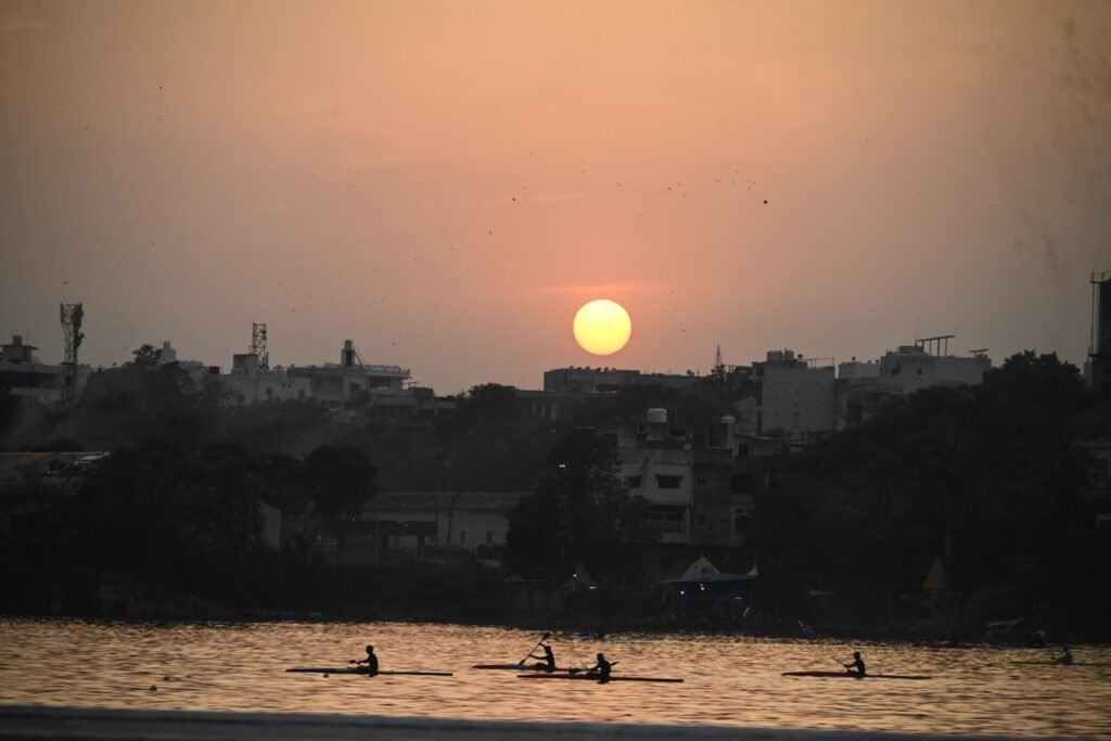 अक्टूबर में ठंड की दस्तक: समय से पहले आई ठंडक, मानसून की विदाई के साथ बदला मौसम