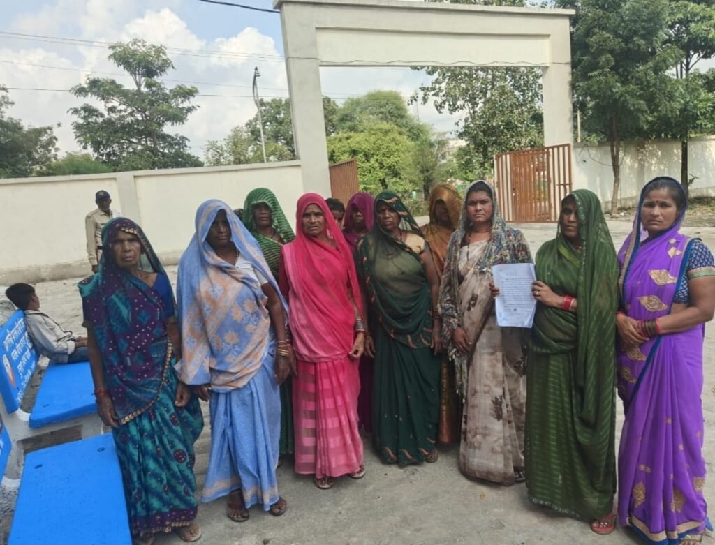 गांव-गांव फैल रही शराबखोरी पर भड़की महिलाएं, अवैध शराब बिक्री के खिलाफ महिलाओं ने खोला मोर्चा