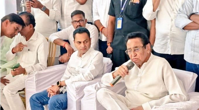 जहरीले कफ सिरप से मृत बच्चों के परिजनों से मिले कमलनाथ, कहा मासूमों की जान गई सरकार सोई रही