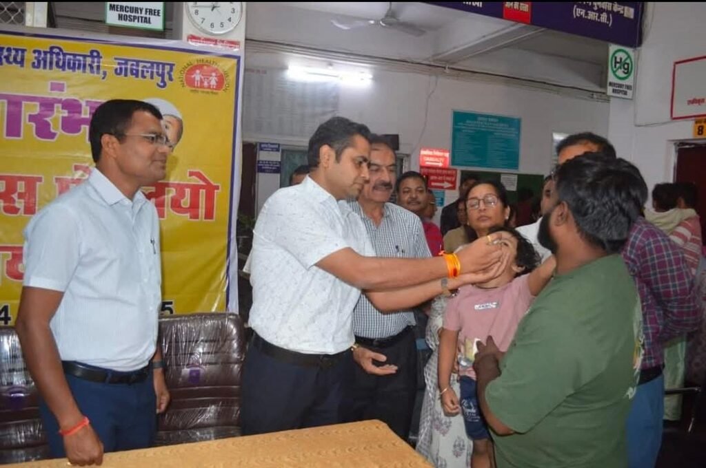 कलेक्टर ने बच्चों को पिलाई पोलियो की दो बूंद