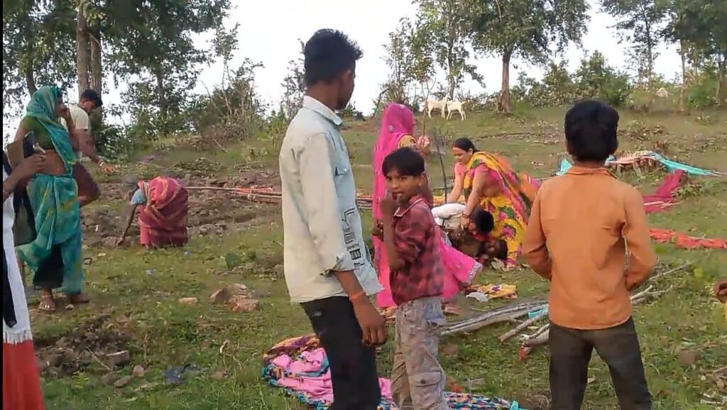 आदिवासी महिला की बेरहमी से पिटाई, सरकारी जमीन पर झोपड़ी बनाना पड़ा भारी