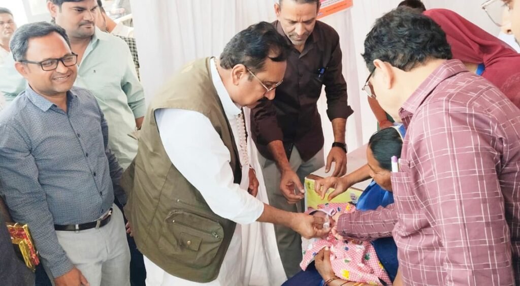 मंत्री विजय शाह ने खालवा अस्पताल  में बच्चों को पल्स पोलियो की दवा पिलाई