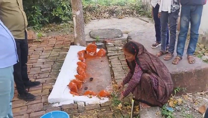 कुलदेवी के मंदिर के पास झूठन फैंकने पर विवाद