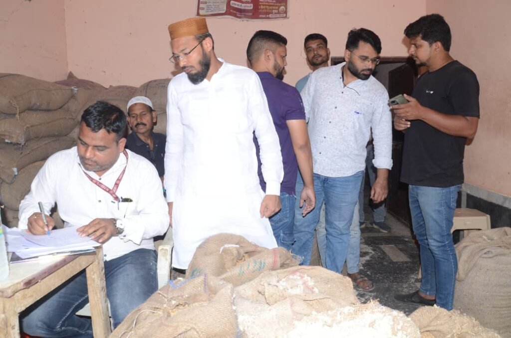 2 राशन दुकानों के अनाज में निकले कीड़े, हितग्राहियों ने की शिकायत