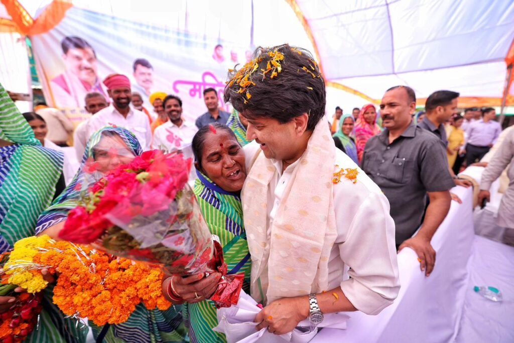 सिंधिया ने पुरुषों से खाली कराया महिला सम्मेलन का मंच