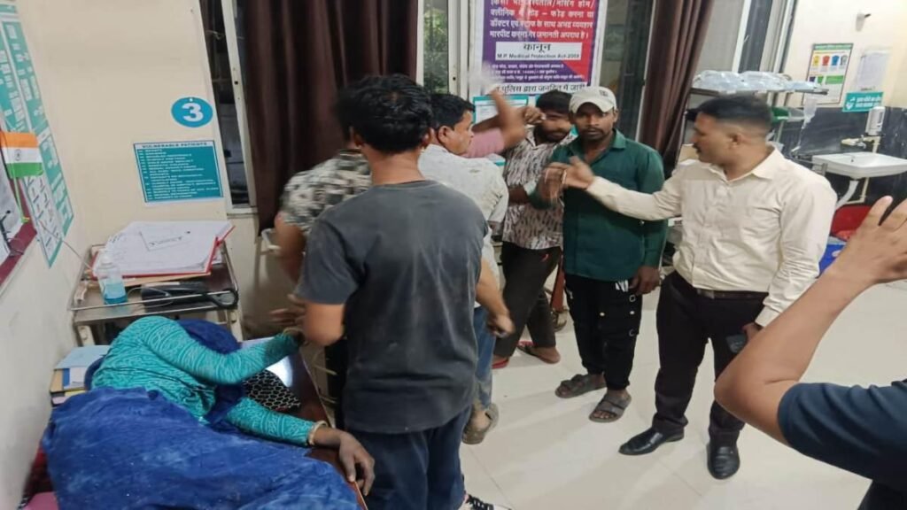 सांवेर में ट्रैक्टर-ट्रॉली पलटी, तीन मौत