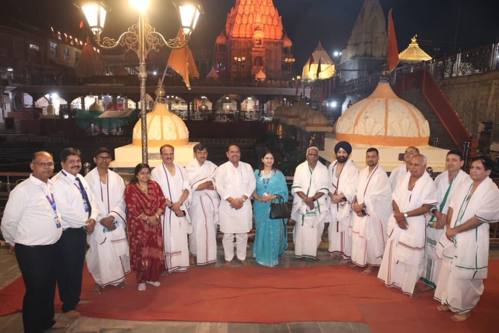 संसदीय राजभाषा समिति ने किया श्री महाकालेश्वर भगवान की भस्म आरती में दर्शन