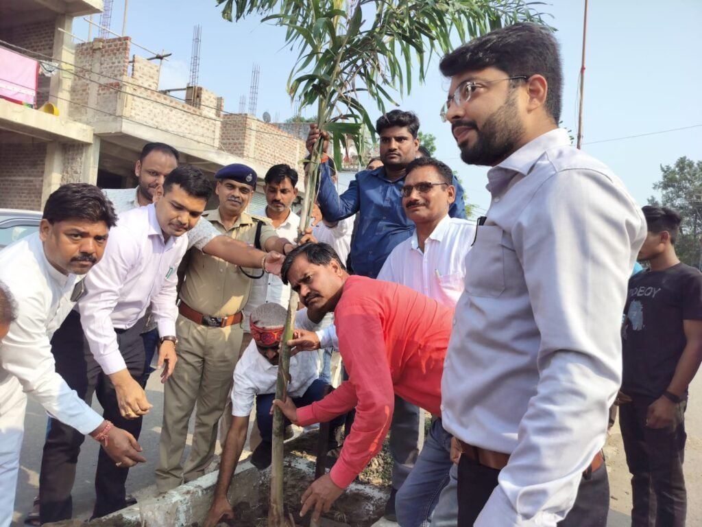 नगर को स्वच्छ और हरित बनाने कलेक्टर एवं एसपी ने किया पौधारोपण