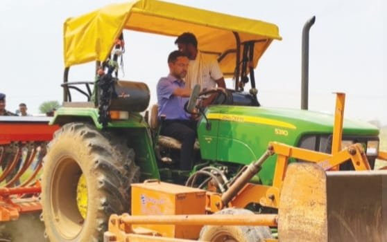 कलेक्टर ने ट्रैक्टर चलाकर किसानों को फसल अवशेष प्रबंधन का तरीका दिखाया
