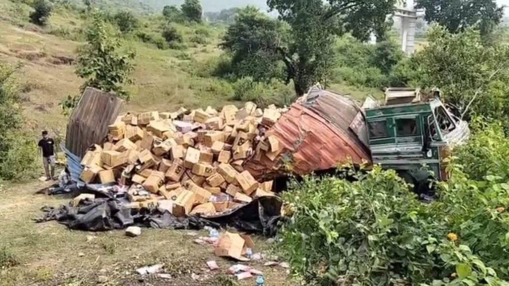 ब्रेक फेल हुआ, अनियंत्रित होकर खाई में गिरा ट्रक