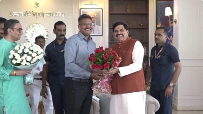 मुख्यमंत्री डॉ. यादव ने दी दीपावली की मंगलकामनाएं, निवास पर मिले मंत्रीगण, जनप्रतिनिधि और अधिकारी