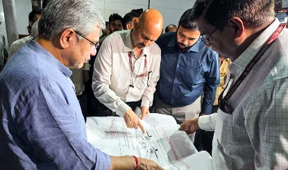 रेल मंत्री ने रेलवे बोर्ड वॉर रूम में यात्रियों की आवाजाही की समीक्षा की
