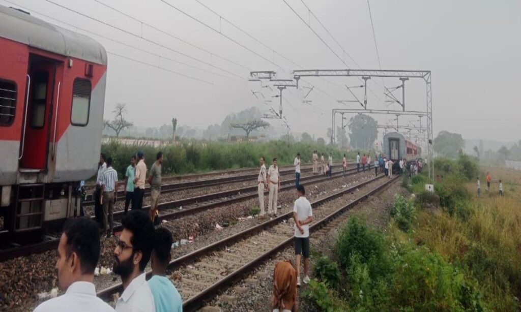 ट्रेन की कपलिंग टूटी, घने जंगल के बीच यात्रियों ने गुजारी रात