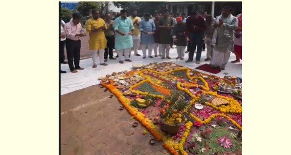विधायक रामेश्वर शर्मा ने युवा सदन में विधिपूर्वक किया गोवर्धन पूजन