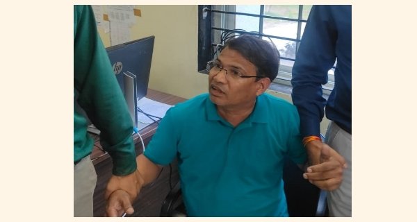 नायब तहसीलदार व निलंबित बाबू 50 हजार की रिश्वत लेते रंगेहाथ पकड़े