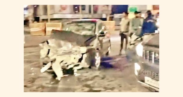 इंद्रप्रस्थ टॉवर चौराहा पर देर रात तेज रफ्तार कार ने टैक्सी को टक्कर मारी