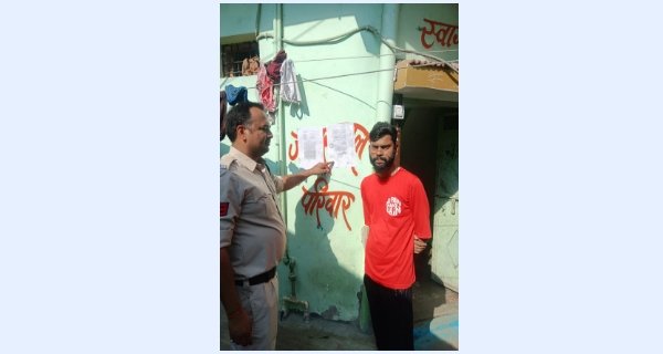 जिलाबदर के आरोपी को पुलिस ने घर पर पकड़ा