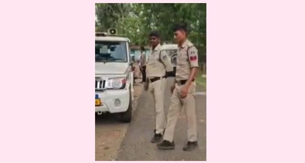 प्रतिमा विसर्जन जुलूस के दौरान  पुलिसकर्मी पर चाकू से हमला