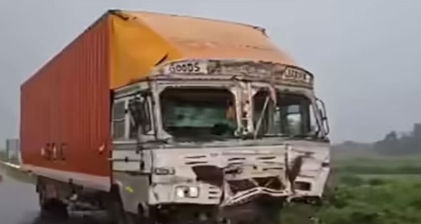 कंटेनर ने कुचला, पिता की मौत, बेटा घायल