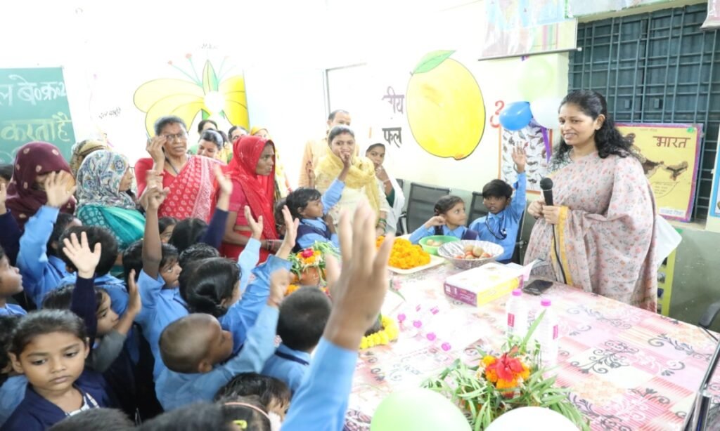 नन्हें-मुन्ने बच्चो के बीच पहुंचीं कलेक्टर प्रतिभा पाल किया संवाद