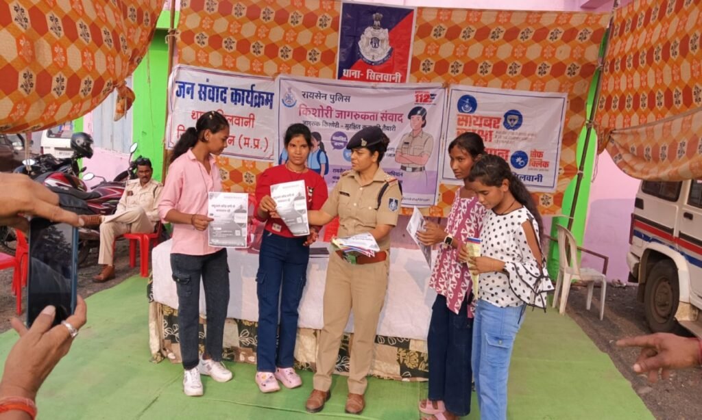 किशोरियों और महिलाओं से पुलिस का संवाद, आत्मरक्षा और कानूनी अधिकारों पर चर्चा