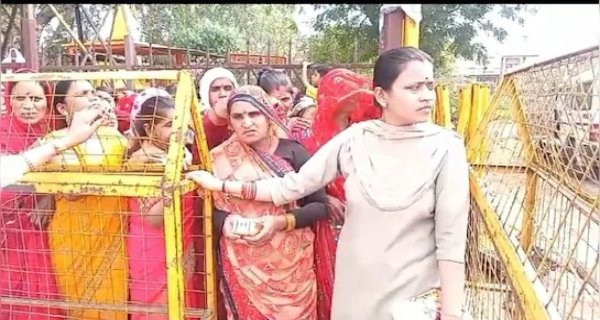 भाईदूज पर बहनें कर रहीं भाइयों को मंगल टीका, ग्वालियर केन्द्रीय जेल में बंदी भाईयों से मिलने अंचल भर से जुटी बहनें