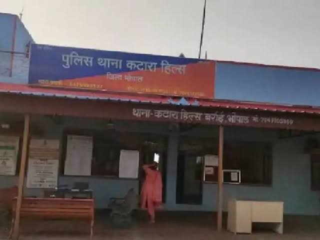 ढ़ाबे पर खाने के बिल को लेकर खूनी संघर्ष,युवक के पेट में घोंपी गई राड़