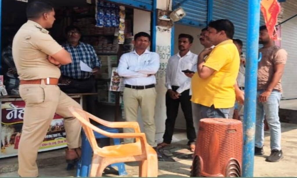 तहसीलदार के नेतृत्व में पटाखा दुकानों की जांच-पड़ताल की गई