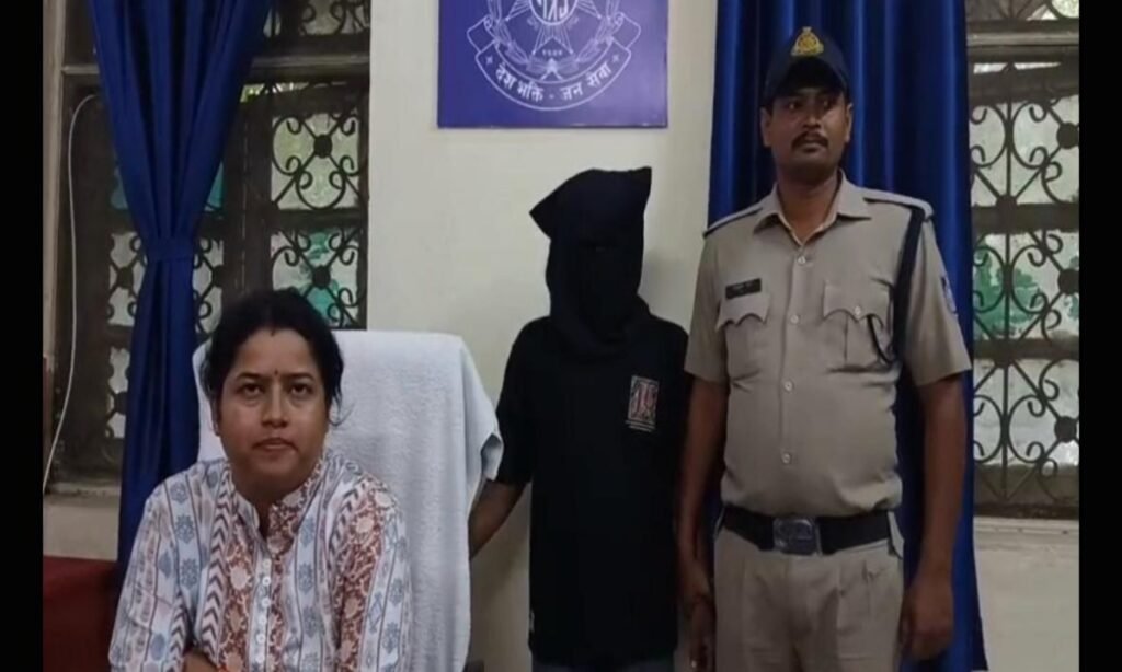 रेल यात्रियों को चाकू मार लूटा, दो गिरफ्तार