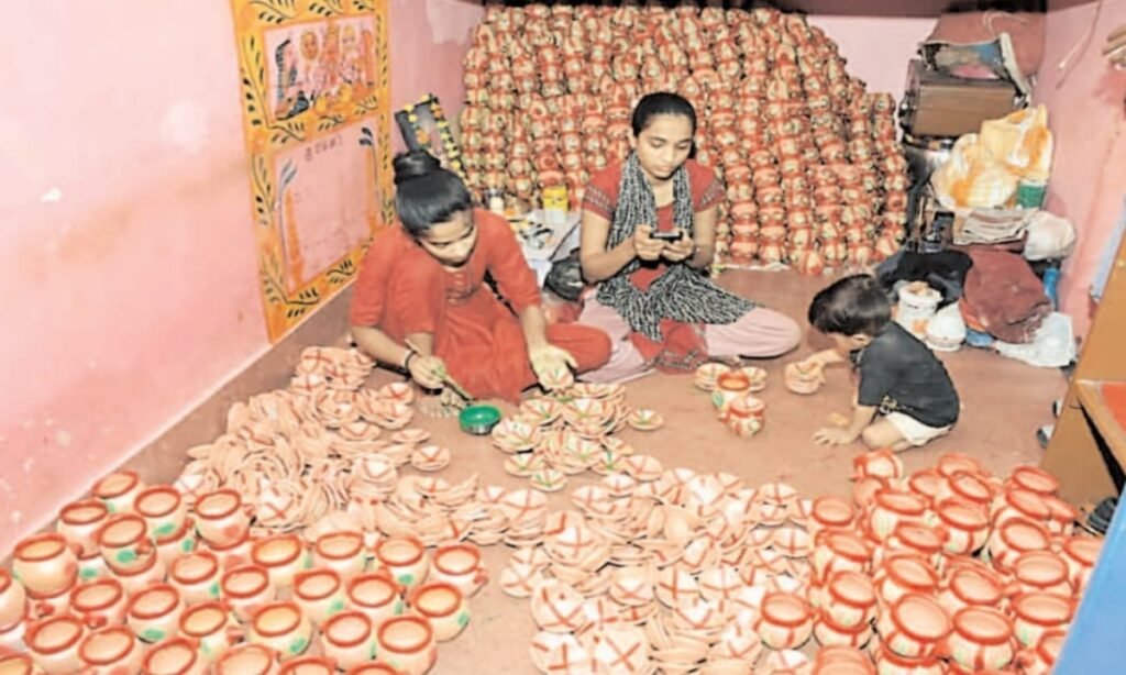 ग्वालियर के करवा की अंचल में डिमांड, तैयार हो रही डिजाइन