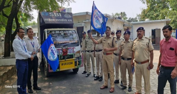साइबर सतर्क रथ रवाना,एसपी ने दिखाई हरी झंडी