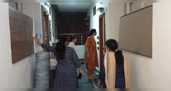 सोसायटी के फ्लैट्स में कोई फेंक रहा “यूज्ड सैनेटरी पैड्स”, पुलिस जांच में जुटी