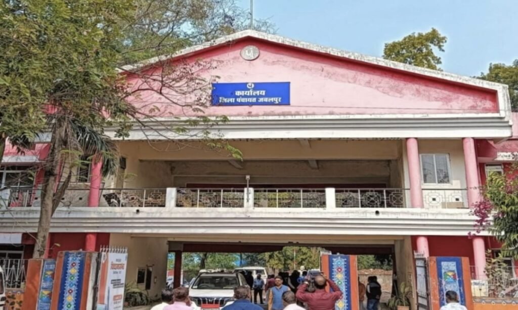 दो बार तबादला, फिर भी नहीं छोड़ी कुर्सी