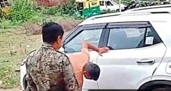 खून से लथपथ भाई को लेकर रिपोर्ट कराने आए शख्स से एसआई ने धुलवाई गाड़ी