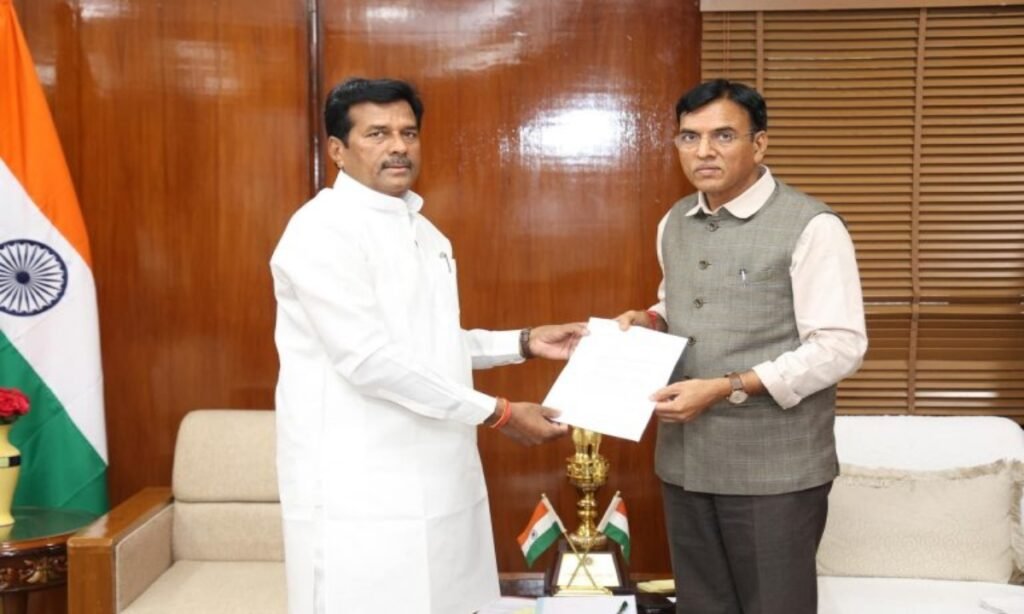 केंद्रीय खेल मंत्री से मिले सांसद भारत सिंह, “सांसद खेल महोत्सव” पर चर्चा